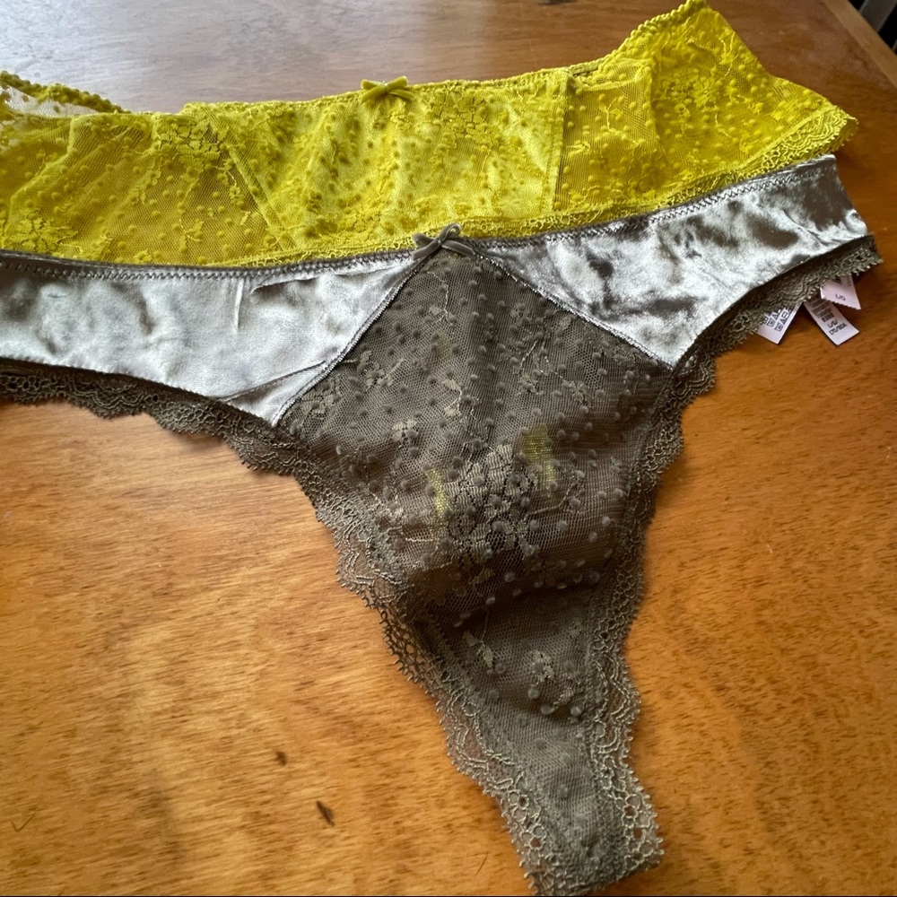 Victoria’s Secret - Dream Angels Velvet Thongs